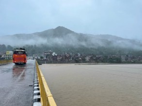 दाङ, राप्ती गाउँपालिका – अविरल वर्षापछि भालुबाङबाट देखिएको उर्लिएको राप्ती नदी