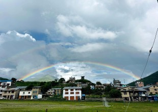 जुम्लाको खलङ्गा बजारमा बादलमाथि देखियो इन्द्रेणी