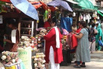 जनैपूर्णिमा नजिकिँएसँगै काठमाडौँको असनमा क्वाटी तथा पूजासामग्री किन्न सर्वसाधारणको भीड