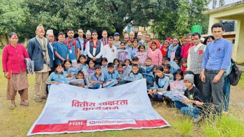 दैलेखमा हिमालयन बैंकको सीएसआर कार्यक्रम : ३२ विद्यार्थीलाई झोला र ट्र्याकसुट वितरण