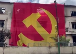 एमाले कार्यकर्ताद्वारा जलेको भवनमा कम्युनिस्ट झण्डा फरफराउने घटना, चर्चा चुलियो