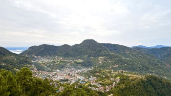 तम्घास बजारको दृश्य : वर्षा रोकिएपछि खुलेको मौसमले झनै सुन्दरता थप्यो