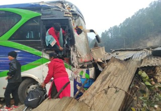 महादेवबेँसीमा यात्रुवाहक बस एकआपसमा ठोक्किएर दुर्घटना : एक जनाको मृत्यु