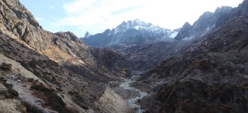 अपर तमोर आयोजनाको कामदार ब्यारेकमा तोडफोड