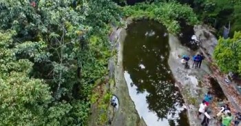 सङ्खुवासभाको जङ्गलबीच ढुङ्गामाथिको रहस्यमयी माङ्मा पोखरी, कहिल्यै नसुकेको पानीले भरिएको