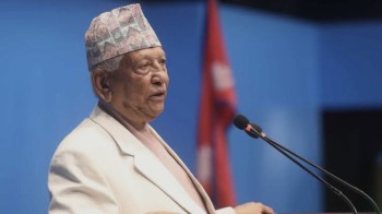 ज्येष्ठ सदस्य केसीले पद तथा गोपनीयताको शपथ लिनुहुँदै