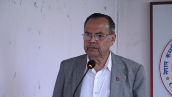 गणतन्त्र केही मुठ्ठिभरका विचौलियाका लागि मात्रै आयो : झलनाथ खनाल