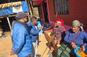 बागलुङमा मतदाता फकाउन घरदैलोमा उम्मेदवार