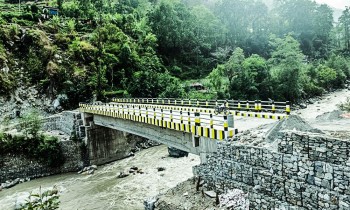 शुक्लाफाँटा नगरपालिका–१२ भएर बग्ने वनहरा नदीमा धमाधम पक्की पुल निर्माण भइरहेको छ