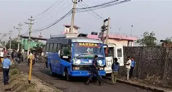 बसको ठक्करबाट पैदलयात्रीको मृत्यु : अरनिको राजमार्ग अवरुद्ध