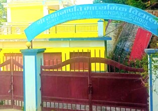 विद्यार्थीलाई बाहिर निकालेर जनप्रतिनिधिले नै गरे विद्यालयमा तालाबन्दी 