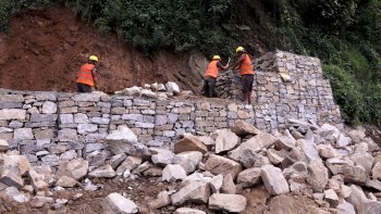 गतबर्ष भीषण पहिरो गएको झ्याप्ले खोला क्षेत्रमा पुनर्निर्माण धमाधम