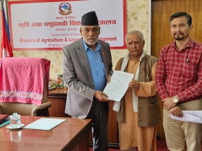 साना किसानहरुका लागि बैंकहरुले ऋण प्रवाहमा सहयोग गर्नुपर्छ :मन्त्री अधिकारी