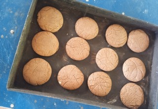 कोदाको पिठोबाट बिस्कुट बनाउँदै दुरागाउँका महिलाहरू 