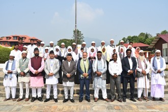 हजयात्रीलाई गम्छा र टोपी लगाएर राष्ट्रपतिले गरे विदाई