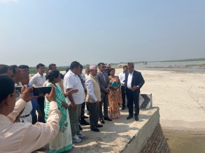 बाढीको जोखिम टार्न समयमै तटबन्ध निर्माण गर्न मन्त्री खड्काको प्रतिबद्धता