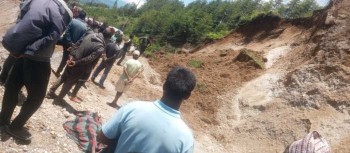 गिट्टी कुट्दै गरेकी महिलालाई पहिरोले पुर्यो