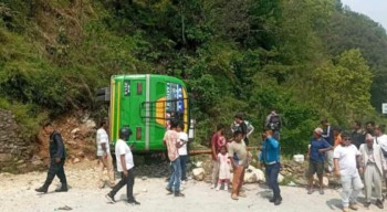 विश्व शान्ति स्तुपाबाट पोखरा फर्किंदै गर्दा पोखरामा दुर्घटना, २२ घाइते 