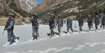 आलेखः हिउँले ढाकिएको छाङ्रूमा पहरा गर्दै सशस्त्र