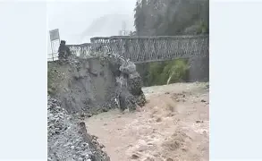 रसुवागढीको मितेरी पुलमा चिनियाँ पक्षबाट अस्थायी बेलीब्रिज निर्माण शुरु
