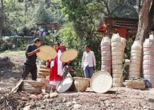 चोयाबाट बनेका हस्तकलाका सामग्रीमा आकर्षण घट्यो