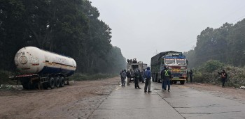 अवरुद्ध महेन्द्र राजमार्ग २४ घण्टापछि पुनः सञ्चालनमा आयो
