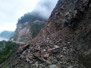तुइन खोलामा खसेको पहिरोका कारण नारायणगढ–मुग्लिन  सडक अवरुद्ध