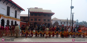 पशुपतिनाथ मूल मन्दिरभित्रबाट फलामे बार हटाइयो