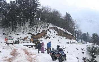 हिमपातका कारण बुधबारदेखि मध्यपहाडी लोकमार्ग अवरुद्ध