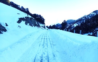 भारी हिमपातले मध्यपहाडी लोकमार्ग अवरुद्ध