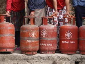 प्रशासनद्वारा इनरुवामा ग्यास पसल अनुगमन