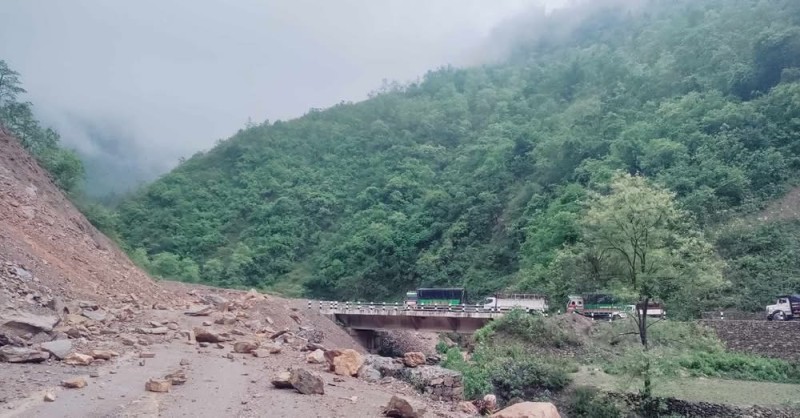 पहिरोले कालीगण्डकी करिडोर अवरुद्ध, बागलुङ खण्डमा यातायात ठप्प