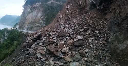 तुइन खोलाको पहिरो पन्छाउने काम बिहानैदेखि सुरु, अलपत्र यात्रुलाई निःशुल्क खाना