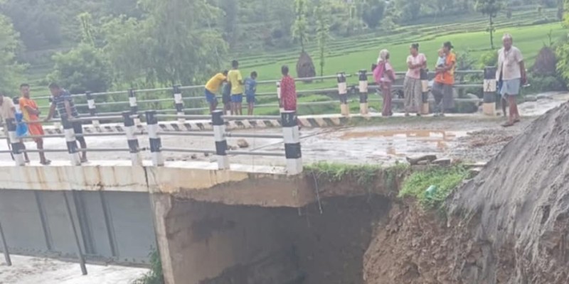 रामेछापको भटौली खोलामा बाढी : पक्की पुलमा क्षति, सवारी आवगमन अवरुद्ध