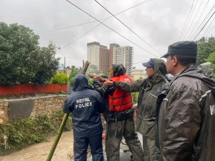 उपत्यकामा सडक किनारामा  जोखिम