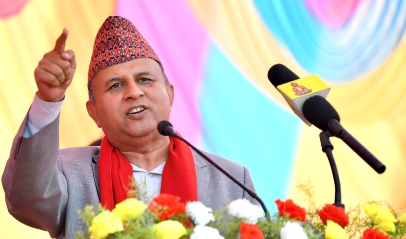 मतदाताको माझमा एमाले महासचिव पोखरेल