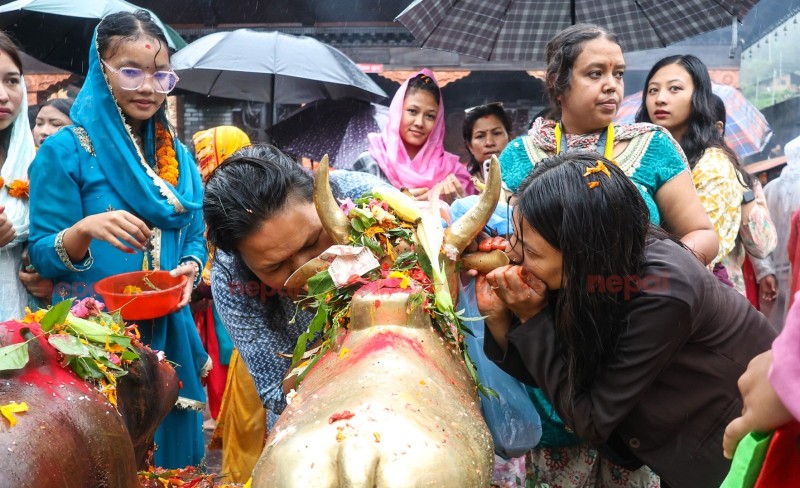 भारी वर्षामै छाता ओडेर शिवालयहरूमा भक्तजनको भीड, डोलेश्वर महादेवमा विशेष भीड