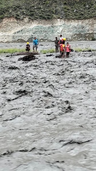 ठूलीभेरी नदीमा फसेका चार स्थानीयवासी नेपाली सेनाको सहयोगमा सकुशल उद्धार
