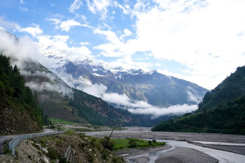 धम्पु गाउँबाट देखिएको कालीगण्डकी र मानापाथी हिमालको मनमोहक दृश्य पर्यटकको आकर्षणको केन्द्र