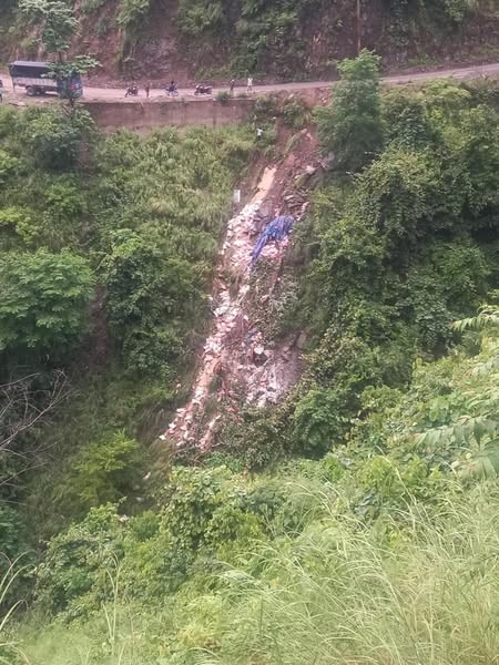 कटारी–घुर्मी सडकखण्डमा ट्रक दुर्घटना, मानवीय क्षति भएन