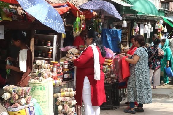 जनैपूर्णिमा नजिकिँएसँगै काठमाडौँको असनमा क्वाटी तथा पूजासामग्री किन्न सर्वसाधारणको भीड