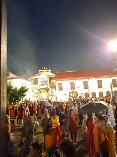 श्रावणको अन्तिम सोमबार: पशुपतिनाथमा भक्तजनको भीड, हजारौं दर्शनार्थी लामबद्ध