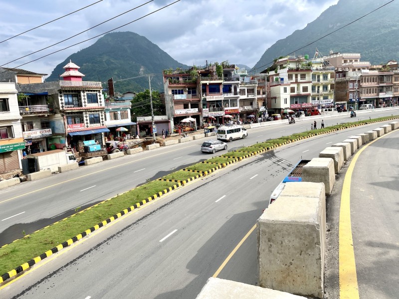 छ लेन सडकको सौन्दर्यमा हरियालीको छटा, दुबोले दमौली हजारमा बढायो आकर्षण