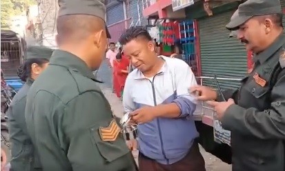 सार्वजनिक स्थानमा धूम्रपान गर्नेहरूलाई ठाउँको ठाउँ जरिवाना –