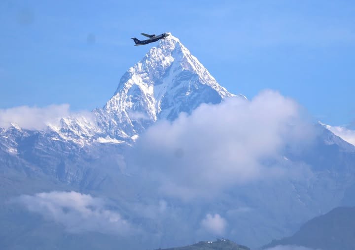 माछापुच्छ्रे हिमालको काखमा उड्दै गरेको जहाज