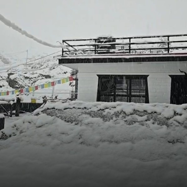 मुस्ताङको मुक्तिनाथ वरपर हिमपात, तीर्थयात्री र पर्यटक उत्साहित