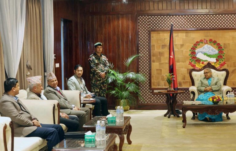 प्रधानमन्त्री सुशीला कार्कीलाई भेट्न  एमालेका शीर्ष नेताहरू बालुवाटार