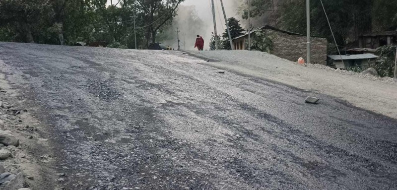 निर्माण कम्पनीले ढिलासुस्ति गर्दा अझै कालोपत्र हुन सकेन बेलौरी–कलुवापुर सडक