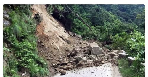 जयपृथ्वी राजमार्ग पहिरोले अवरुद्ध, यात्रु अलपत्र