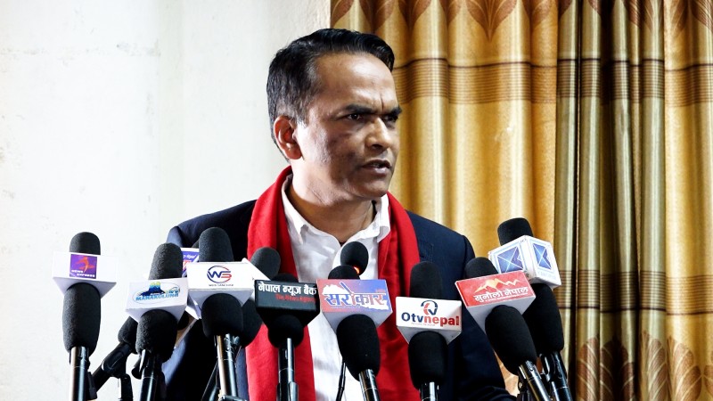 अर्थशास्त्रीहरुलाई देउता जस्तो मानेर वादहरुको पछाडि नलागौं : गभर्नर